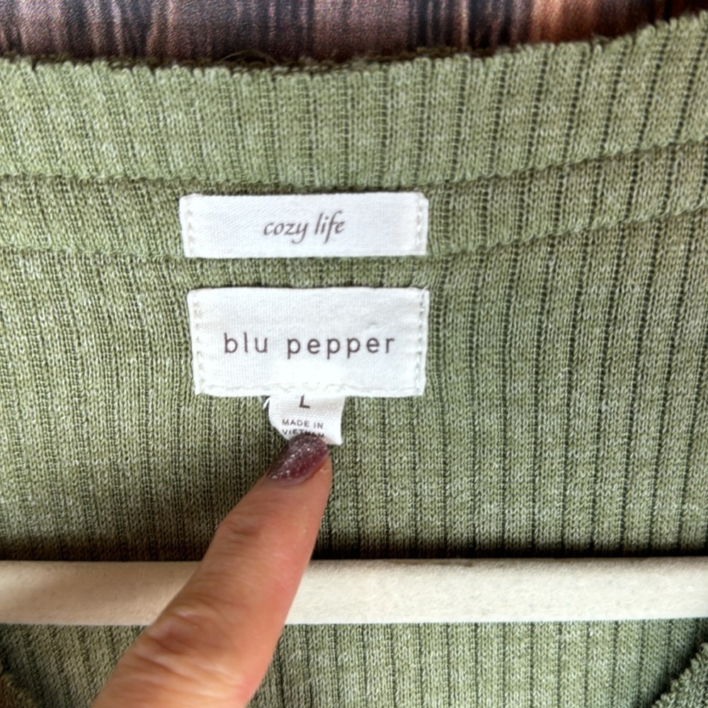 Blu Pepper Oversized Green V Neck Top- Size Large - Picture 2 of 7